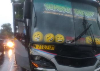 Bus Sumber Selamat Tabrakan dengan Sedan dan Motor di Balongbendo Sidoarjo, Dua Orang Luka Berat
