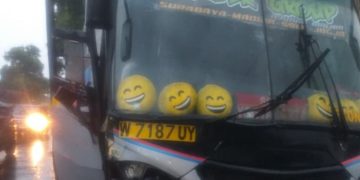 Bus Sumber Selamat Tabrakan dengan Sedan dan Motor di Balongbendo Sidoarjo, Dua Orang Luka Berat