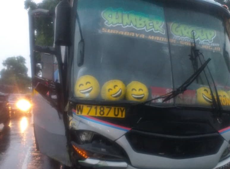 Bus Sumber Selamat Tabrakan dengan Sedan dan Motor di Balongbendo Sidoarjo, Dua Orang Luka Berat
