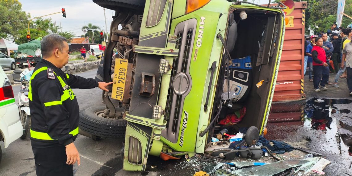 Truk Kontainer Terguling di TL Balongbendo Sidoarjo, Pekerja Pabrik Tewas Tertimpa Peti Kemas
