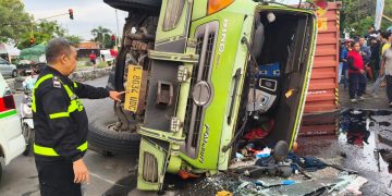 Truk Kontainer Terguling di TL Balongbendo Sidoarjo, Pekerja Pabrik Tewas Tertimpa Peti Kemas