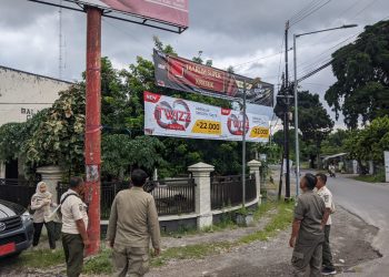 Patroli Satpol PP Kabupaten Kediri Tertibkan Reklame Ilegal, Pengamen di Lampu Merah Ditegur secara Humanis