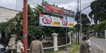 Patroli Satpol PP Kabupaten Kediri Tertibkan Reklame Ilegal, Pengamen di Lampu Merah Ditegur secara Humanis