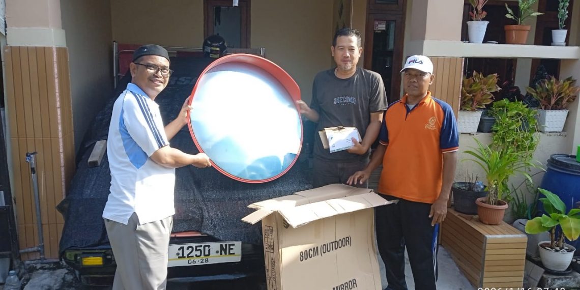 Jaga dan Merawat Hubungan Baik, SD Almadany Serahkan 4 Unit ‘Convex Mirror’ kepada Warga Sekitar Sekolah