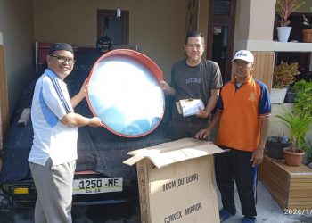 Jaga dan Merawat Hubungan Baik, SD Almadany Serahkan 4 Unit ‘Convex Mirror’ kepada Warga Sekitar Sekolah