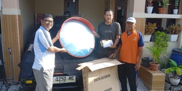 Jaga dan Merawat Hubungan Baik, SD Almadany Serahkan 4 Unit ‘Convex Mirror’ kepada Warga Sekitar Sekolah