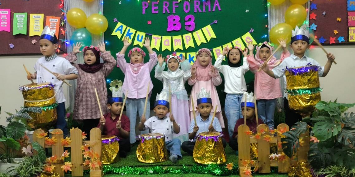 Perform ‘On The Stage’ KBTK Al Hikmah Surabaya: Tumbuhkan Kreativitas, Percaya Diri, dan Berpikir Konstruktif