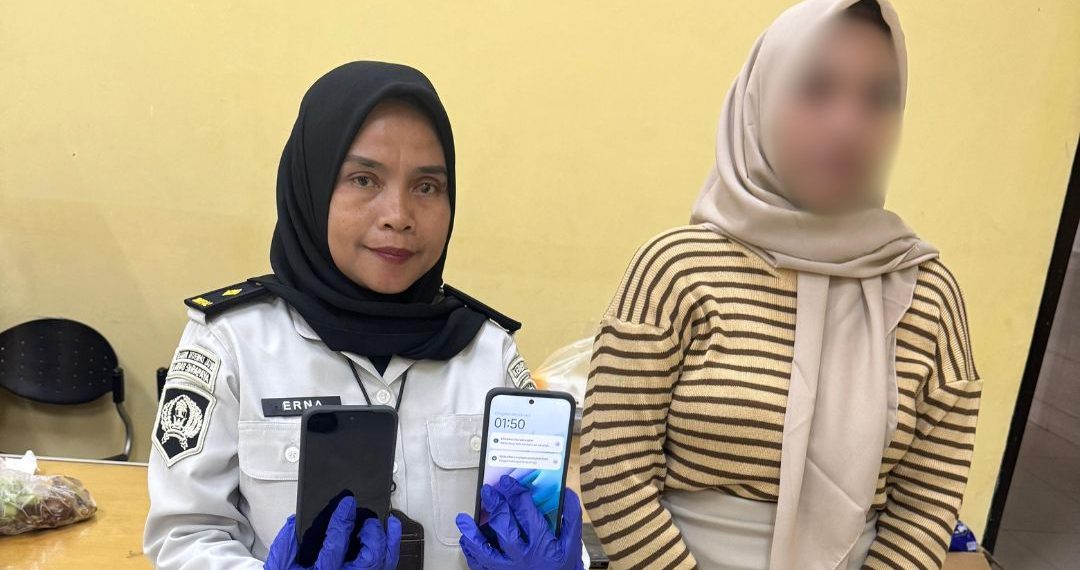 Petugas Lapas Porong Sidoarjo Gagalkan Penyelundupan Dua Handphone Lewat Paper Bag