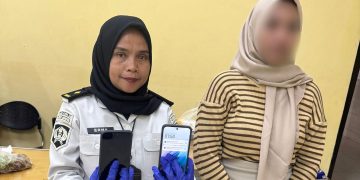 Petugas Lapas Porong Sidoarjo Gagalkan Penyelundupan Dua Handphone Lewat Paper Bag