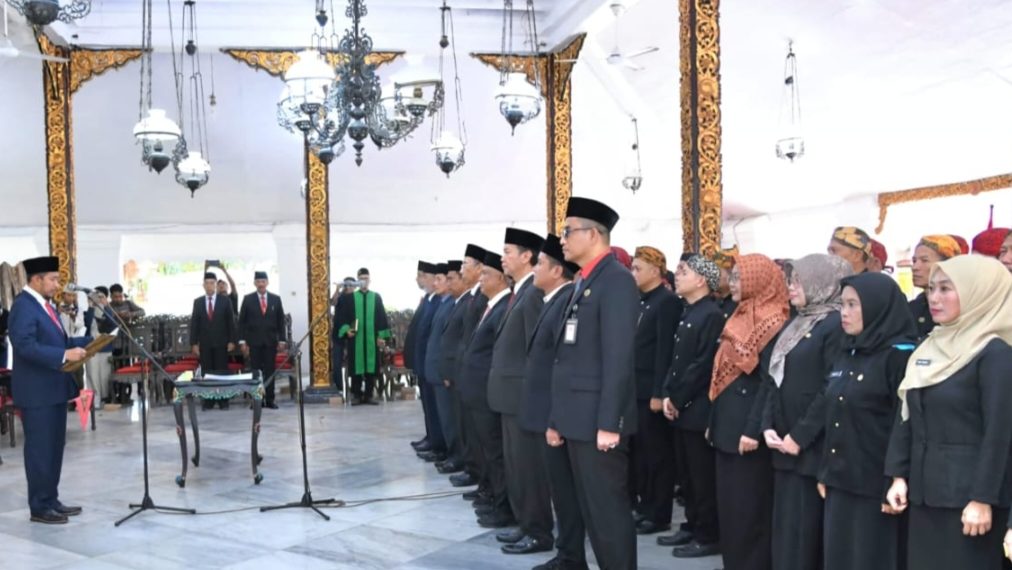 Perkuat Kinerja Tingkatkan Layanan Publik, Bupati Sumenep Geser Sejumlah Pimpinan