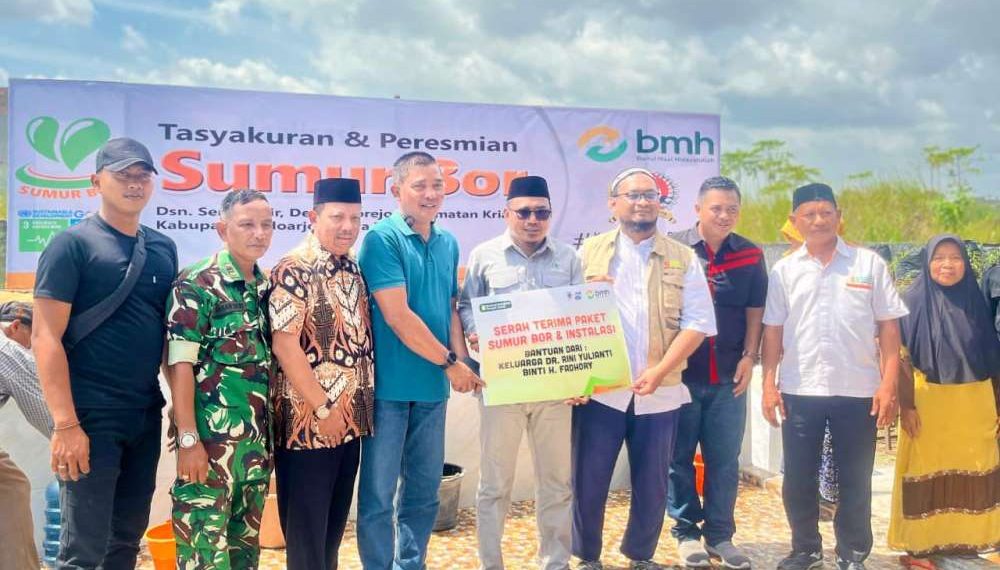 Keluarga Hj.dr. Rini Yulianti Bersama BMH Sidoarjo Resmikan Sumur Bor ke Enam di Dusun Semampir, Sidoarjo