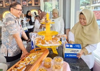 Kepala Dinas Pendidikan Jatim Borong Kue Saat ‘Ngopi Bareng’ di Tefa SMK Negeri 1 Buduran