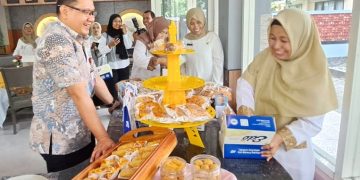 Kepala Dinas Pendidikan Jatim Borong Kue Saat ‘Ngopi Bareng’ di Tefa SMK Negeri 1 Buduran