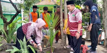 Komitmen Peduli Lingkungan MTs Negeri 4 Sidoarjo Lakukan Aksi Menanam Pohon ‘Pansehe’