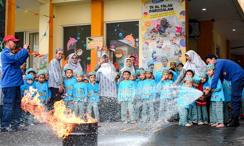 Anak-Anak TK Al Falah Darussalam Lakukan ‘Live Action Fire Simulation’