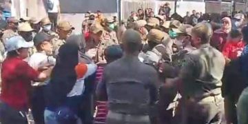 Jalankan Perintah Bupati Subandi, Satpol PP Sidoarjo Hantam Ibu-ibu dan Lansia Warga Perumahan Mutiara Regency