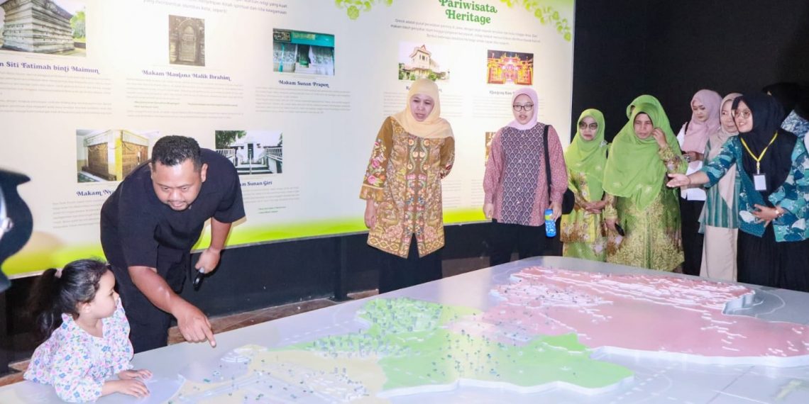 Didampingi Bupati Yani, Gubernur Khofifah Nikmati Wisata Edukasi Gresik Universal Science