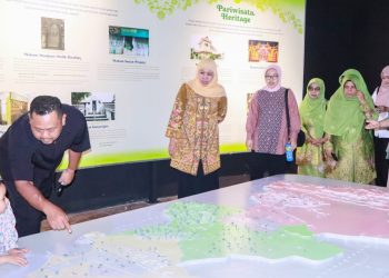 Didampingi Bupati Yani, Gubernur Khofifah Nikmati Wisata Edukasi Gresik Universal Science