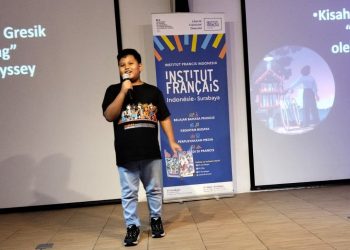 Berbahasa Inggris, Siswa Kelas 3 SDN Petrokimia ini Kenalkan Damar Kurung di Pusat Kebudayaan Prancis