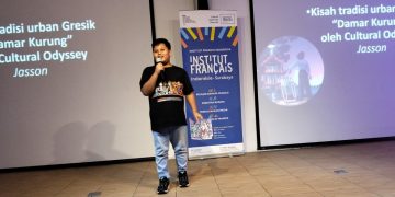Berbahasa Inggris, Siswa Kelas 3 SDN Petrokimia ini Kenalkan Damar Kurung di Pusat Kebudayaan Prancis