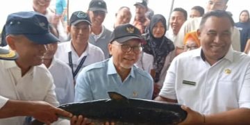 Menko Bidang Pangan Zulkifli Hasan Kunjungi Kampung Bandeng Pangkah Wetan Gresik