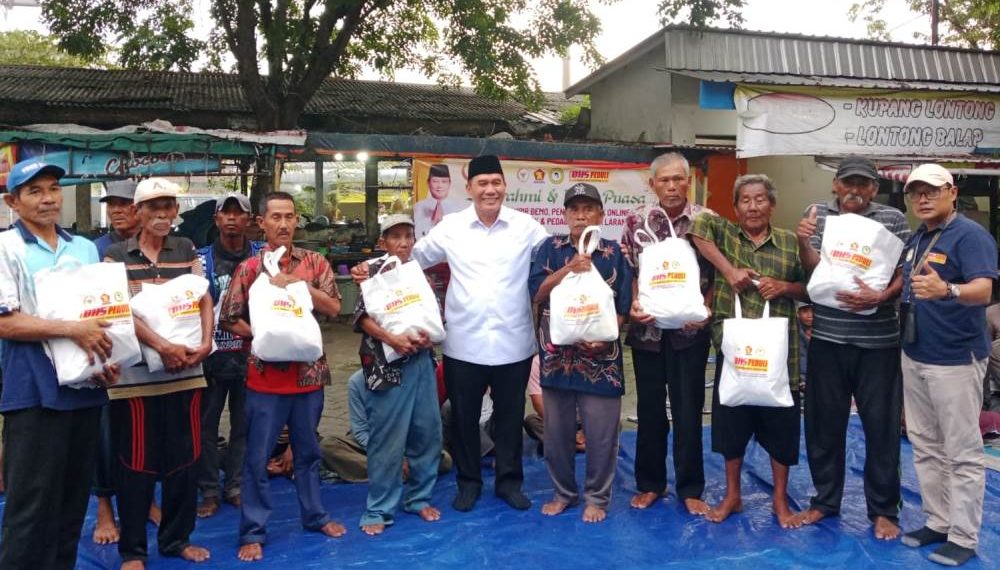 Berbagi Kebahagiaan, BHS Bukber dan Bagi Sembako untuk Ojek, Tukang Becak, Pedagang hingga Sopir Bemo