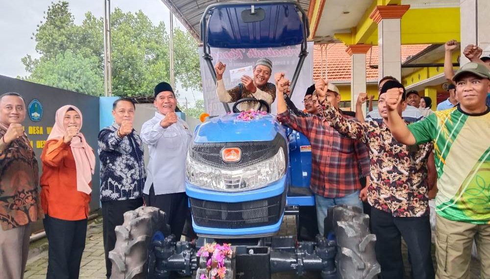 Dukung Produktivitas Petani, Bambang Haryo Serahkan Bantuan Alsintan di Desa Wonokasian