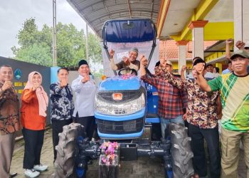 Dukung Produktivitas Petani, Bambang Haryo Serahkan Bantuan Alsintan di Desa Wonokasian