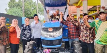 Dukung Produktivitas Petani, Bambang Haryo Serahkan Bantuan Alsintan di Desa Wonokasian