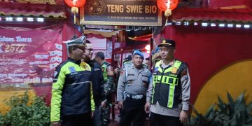 Kapolsek Krian Polresta Sidoarjo Turun Langsung Amankan Perayaan Imlek di Kelenteng Teng Swie Bio