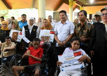 Gubernur Jawa Timur Serahkan Bansos Rp 3 M Untuk Warga Sidoarjo