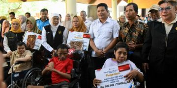 Gubernur Jawa Timur Serahkan Bansos Rp 3 M untuk Warga Sidoarjo