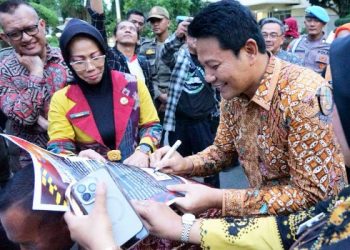 Bupati Sidoarjo Hadapi Pendemo Dengan Paparan Program Pembangunan