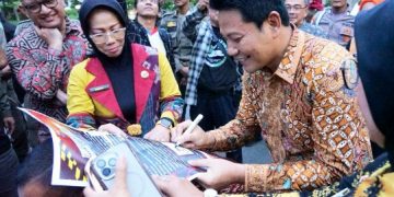 Bupati Sidoarjo Hadapi Pendemo Dengan Paparan Program Pembangunan