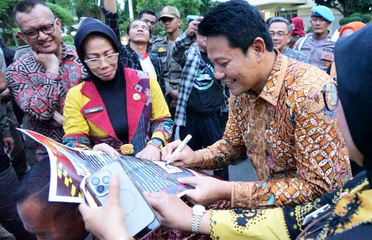 Bupati Sidoarjo Hadapi Pendemo Dengan Paparan Program Pembangunan