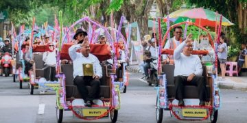 Pimpin Kirab Adipura, Bupati Yani dan Wabup Alif Berikan Apresiasi Langsung kepada Pasukan Kebersihan