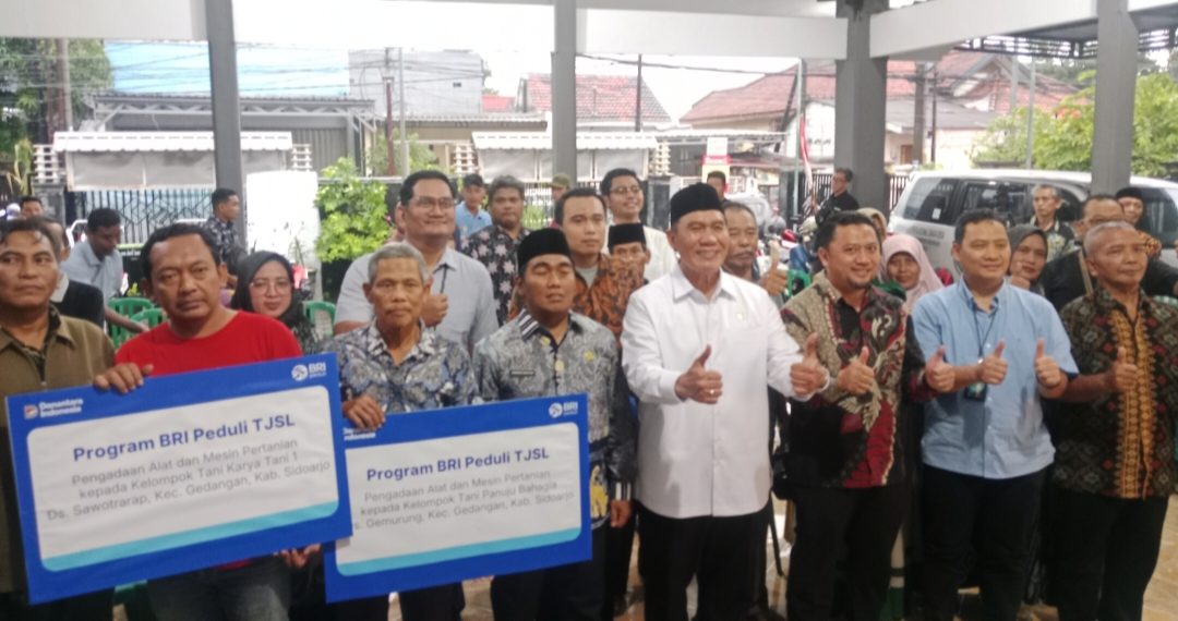 Dukung Panen Tiga Kali, BHS dan BRI Beri Bantuan Hand Tractor Rotary untuk Petani Sawotratap dan Gemurung
