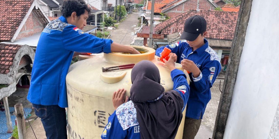 Jelang Ramadan, Mahasiswa UMG Sumbangkan Tandon Air untuk Warga Dawarblandong Mojokerto