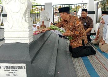 Rayakan Hari Jadi Kabupaten dan Sambut Ramadhan, Bambang Haryo Ziarah ke Makam Bupati Pertama Sidoarjo
