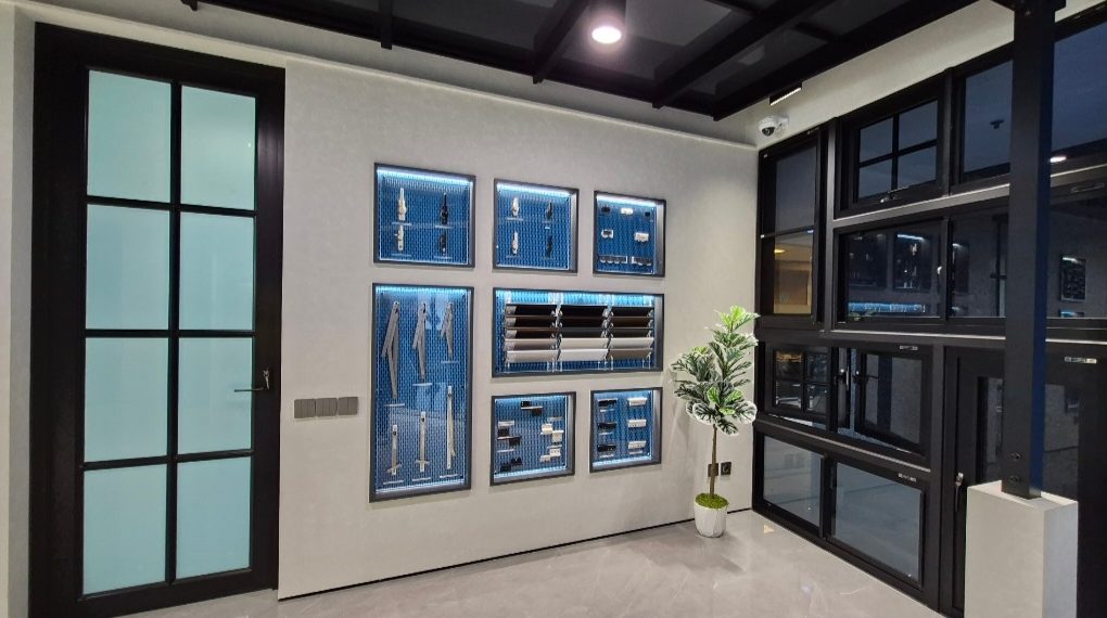 Kualitas SNI dan Layanan Terbaik, YKK AP Indonesia Upgrade Showroom di Surabaya