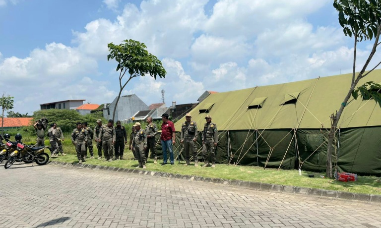 Sat Pol PP Sidoarjo Siaga 24 Jam di Perbatasan Perumahan MC dan MR