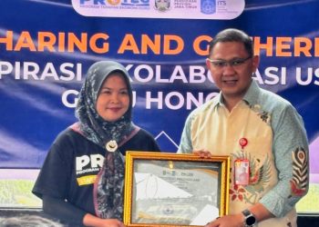 Luluk Yusni’ah Guru SMA Negeri 1 Taman Raih ‘The Best 30 Top Usaha Guru’ Se Jawa Timur