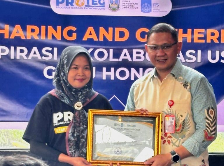 Luluk Yusni’ah Guru SMA Negeri 1 Taman Raih ‘The Best 30 Top Usaha Guru’ Se Jawa Timur