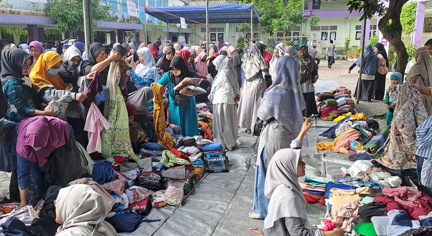 Warga Sukodono Berebut ‘BARBEKU’ Karya Program Nufi Charity