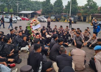 Mahasiswa Kepung Polres Pasuruan: Teken Pakta Integritas, Salat Ghaib, hingga Aksi Lilin di TMP