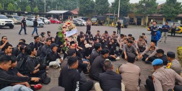 Mahasiswa Kepung Polres Pasuruan: Teken Pakta Integritas, Salat Ghaib, hingga Aksi Lilin di TMP