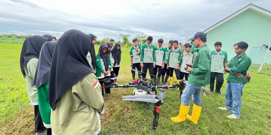 Bersama Maxxi Tani, SMK Muhammadiyah 5 Gresik Manfaatkan Drone untuk Pemberian Nutrisi Tanaman