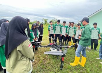 Bersama Maxxi Tani, SMK Muhammadiyah 5 Gresik Manfaatkan Drone untuk Pemberian Nutrisi Tanaman