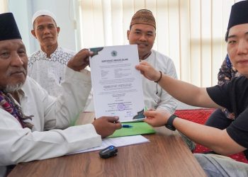 Disaksikan Para Kiai, Pria Asal Korsel Cho Youngho Jadi Mualaf di Kantor MUI Gresik