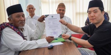 Disaksikan Para Kiai, Pria Asal Korsel Cho Youngho Jadi Mualaf di Kantor MUI Gresik